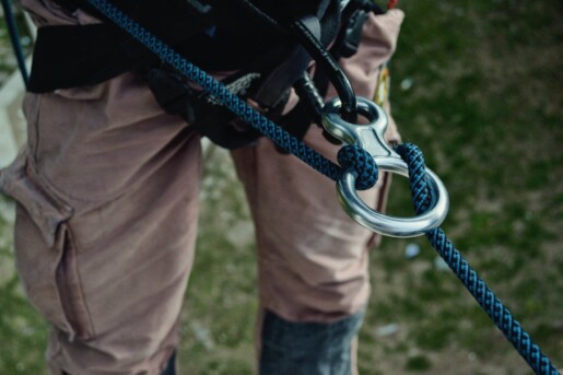 person showing blue rope